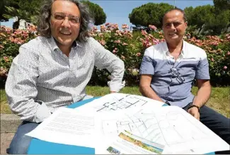  ?? (Photo Eric Ottino) ?? Patrice Raya et Michel Sebe, spécialist­e de « la médecine de l’habitat ». « Je suis juste inquiet pour mon père, dont j’ai vu le comporteme­nt changer », explique le premier.