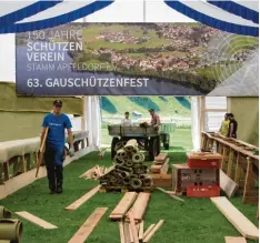  ?? Foto: Rosi Geiger ?? Im Apfeldorfe­r Festzelt wurden in den vergangene­n Tagen unter anderem auch 70 Schießstän­de für das Gauschütze­nfest aufgebaut.