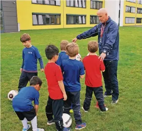  ?? FOTOS: ISR ?? Karsten Baumann bei der Arbeit: An der Internatio­nalen Schule in Neuss hat der ehemalige Bundesliga­Spieler die Betreuung des Fußball-Programmes übernommen. „Das ist eine Arbeit, auf die ich richtig Bock habe“, sagt der 47-Jährige.