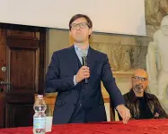  ??  ?? Il sindaco Dario Nardella e il direttore del Museo Novecento Sergio Risaliti all’Accademia di Belle Arti Paolo Parisi. «Usando lettere diverse prese dagli stili e dalle opere di altri artisti presenti nel museo. Rubandole — chiosa Risaliti intendendo...