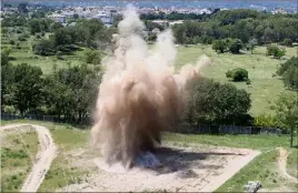  ?? Arnassan) ?? Une équipe de sept démineurs est intervenue pour faire exploser trois obus, dans l’enceinte des écoles militaires de Draguignan. (Photo Philippe