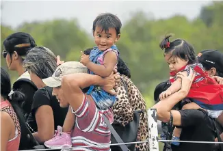  ?? Picture: AFP ?? FLEEING IN NUMBERS: People, some with small children and babies, cross the Simon Bolivar Internatio­nal Bridge on the border between Tachira in Venezuela and Cucuta in Colombia