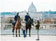  ?? Foto: dpa ?? Zwei Polizisten reden mit einer Frau im Park der Villa Borghese.