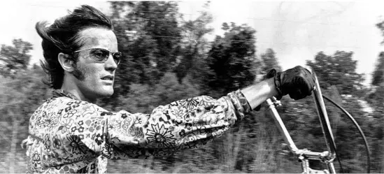  ??  ?? O ator Peter Fonda em seu papel mais icônico, do motoqueiro Wyatt, em ‘Sem Destino’