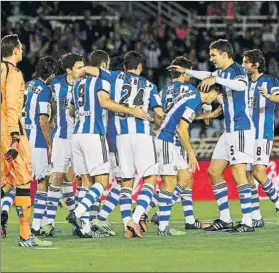  ?? FOTO: UNCITI ?? Los jugadores de la Real celebran uno de los tres goles de Vela al Elche en la 14/15