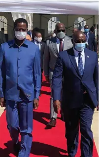  ??  ?? Zambian president Edgar Lungu ( l) and his Botswana counterpar­t President Mokgweetsi Masisi in Kazungula