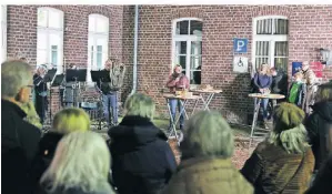  ?? FOTO: MARKUS RICK ?? Verena Rhein (Mitte) vom Pastoralte­am der GdG Korschenbr­oich sprach zur Eröffnung des ersten Korschenbr­oicher Krippenweg­s.