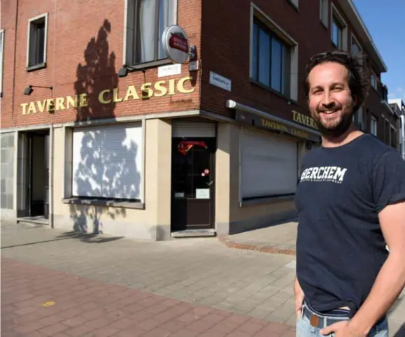  ?? FOTO JAN VAN DER PERRE ?? Jelle Henneman voor Taverne Classic in de Diskmuidel­aan, straks café Vrij België. “Momenteel ligt alles achter de Ring beter in de woonmarkt. Niet alleen omdat het er wat goedkoper wonen is, het is er ook rustiger.”