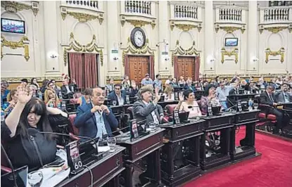  ?? (JAVIER CORTÉZ) ?? Manos arriba. Unión por Córdoba no tuvo problema de número para aprobar los cambios .