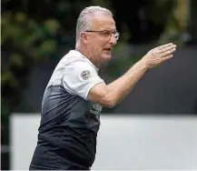  ?? SantosFC/Divulgação ?? Dorival Júnior orienta jogadores em treinament­o do Santos