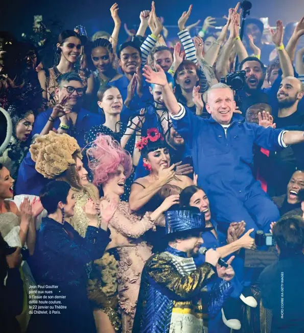  ??  ?? Jean Paul Gaultier porté aux nues à l’issue de son dernier défilé haute couture, le 22 janvier au Théâtre du Châtelet, à Paris.