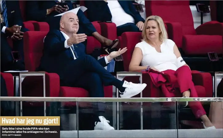  ?? FOTO: GETTY IMAGES ?? Hvad har jeg nu gjort!
Selv ikke i sine hvide FIFA- sko kan Infantino løbe fra anklagerne i Schweiz.