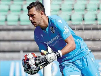  ??  ?? Douglas, de 36 anos, cumpre a décima temporada ao serviço do Vitória