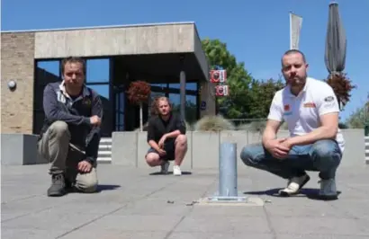  ?? FOTO MARK DREESEN ?? V.l.n.r.: Jeroen Tilkin, Didier Gouverneur en Frédérique Gouverneur van De Wissen op het lege terras bij de voet van de grote gestolen parasol.