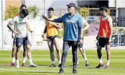  ?? JUAN FRANCISCO ROCA ?? Miguel Álvarez da instruccio­nes en un entrenamie­nto del filial amarillo.