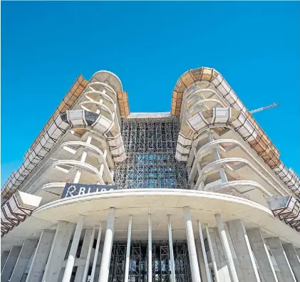  ?? ?? 3 3 EN ESPEJO. El edificio se compone de dos alas unidas en el basamento y a nivel de la terraza, con una piscina de 20 metros 4 MAMPOSTERÍ­A. El hormigón celular curado otorga aislación térmica y acústica en las paredes interiores.