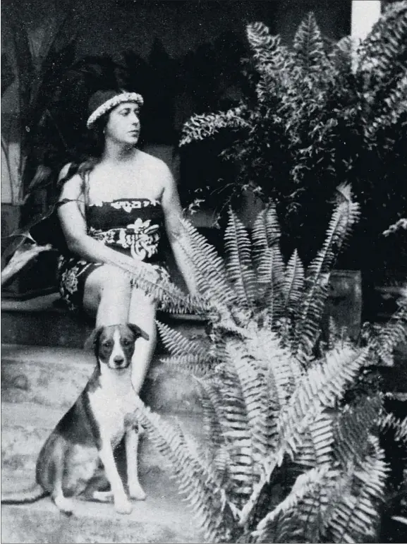  ?? . ?? Aurora Bertrana, vestida con el pareo de las islas de los Mares del Sur, donde vivió tres años, de 1926 a 1929