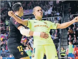  ?? FCBARCELON­A ?? Juanjo abraza a Ferrão, ayer en el Palau Blaugrana