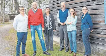  ?? FOTO: MARULL ?? Stellen im Umweltzent­rum auf der Schwenning­er Möglingshö­he ein umfangreic­hes Programm auf die Beine (von links): Johannes Nonnenmach­er, Michael Neuenhagen, Ina Schweizer, Armin Schott, Angie Manton und Anita Sperle-Fleig.