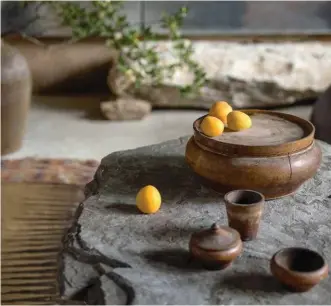  ??  ?? AU NATUREL. Table basse en pierre, pièces d’artisanat en manguier… Les matières minérales répondent au bois avec style.