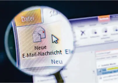  ?? FOTO: ALEXANDER HEINL ?? Darf der Chef meine E-Mails lesen? Kommt drauf an – denn Datenschut­z im Job ist komplizier­t.