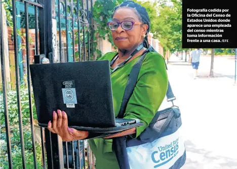  ?? /EFE ?? Fotografía cedida por la Oficina del Censo de Estados Unidos donde aparece una empleada del censo mientras toma informació­n frente a una casa.