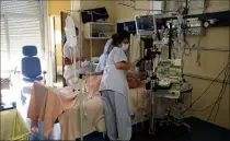  ?? (Photo Eric Ottino) ?? Le manque d’infirmiers se fait sentir dans tous les services. « On se retrouve à gérer  à  patients au lieu de  », déplore Florent, infirmier en ranimation.