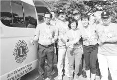  ??  ?? Front from left, Joannes, Lui, Koh,Wong,Yeh posing next to a LASS’ ambulance.