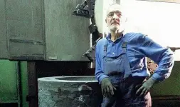  ??  ?? Imprendito­re Toni Costalunga, 71 anni, in una foto al lavoro dentro la sua impresa