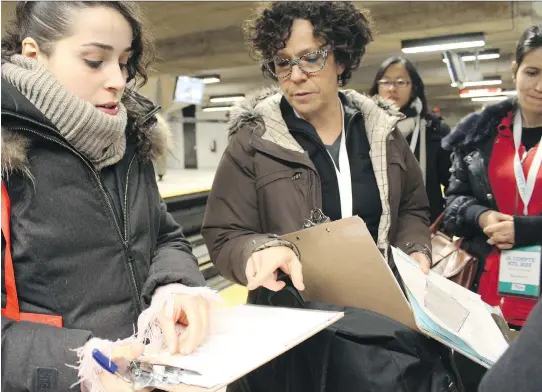  ?? GENEVIËVE QUEVILLON/SPECIAL TO THE MONTREAL GAZETTE ?? Sue Montgomery, centre, and her team of fellow volunteers look over the paperwork during Montreal’s first homeless count.