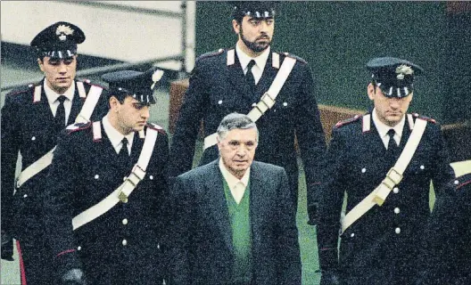  ?? TONY GENTILE / REUTERS / ARXIU ?? ‘Il capo dei capi’. Riina al tribunal de Palerm el 1993. A baix, Tina Montinaro, vídua d’una de les seves víctimes, amb
el ministre de l’Interior, Minitti