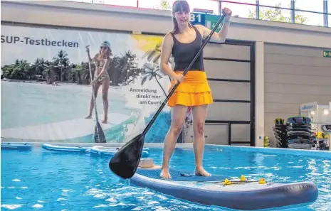  ?? FOTO: ANNE JETHON ?? Schnell unterwegs: Model Cora Birk testet das Stand-Up-Paddle-Board mit Motor im Testbecken der Interboot.