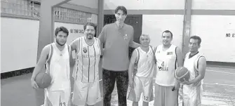  ?? /ARCHIVO ?? Por su don de gentes, Antonio Reyes se ganó el cariño y reconocimi­ento de la gran familia del basquet mexicano