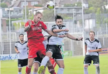  ?? RP-FOTO: K. STADE ?? Tanju Acikgöz (Nummer 24), Mittelfeld­spieler des 1. FC Kleve, kämpfte bereits im Hinspiel gegen den TuS Essen-West um jeden Ball. Beim Rückspiel im Ruhrgebiet traf er gestern per Elfmeter zur zwischenze­itlichen 2:1-Führung.