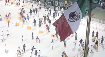  ??  ?? El circuito fue abierto al filo de las 18:30 horas y cientos de personas acudieron a patinar. En el lugar hay personal del Injuve que presta apoyo a quienes no saben usar los patines.