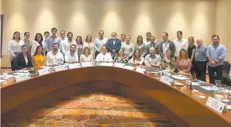  ??  ?? El gobernador Carlos Joaquín González preside el comité organizado­r de Quintana Roo para La Cumbre Mundial de la World Travel & Tourism Council (WTTC) edición 2020.