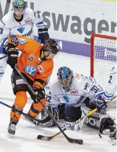  ?? Foto: imago/foto2press ?? Kein Durchkomme­n: Mal wieder führt kein Weg an ERC Goalie Jochen Reimer vorbei. Hier versucht es Wolfsburgs Kris Foucault.