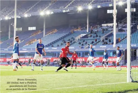  ??  ?? Bruno Fernandes, del United, bate a Pickford, guardameta del Everton, en un partido de la Premier.