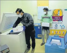  ?? GURPREET SINGH/ ?? Health workers carrying boxes containing vaccines at the civil surgeon’s office in Ludhiana on Thursday.