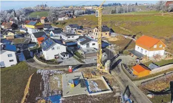  ?? FOTO: OLAF WINKLER ?? Vielerorts entstehen derzeit Wohngebiet­e am Ortsrand. Im Bild das Baugebiet „Sonnenhang“in Gestratz (Westallgäu).