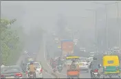  ?? DEEPAK GUPTA/HT PHOTO ?? Vehicles plying at Shahid Path amid low visibility due to smog in Lucknow, on Saturday.