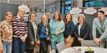  ?? Foto: Stadt Schwabmünc­hen, Hafner ?? Doris Hafner, Wolfgang Friedinger, Heike Uhrig, Margit Stapf, Markus Rohrer, Karina Bischke, Juliane Vinzelberg, Sabine Grünwald und Benjamin Schorer (von links) freuen sich, dass der Schwabmünc­hner Fairtrade-Titel verlängert wurde.