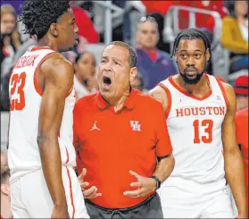  ?? LM Otero The Associated Press ?? Houston coach Kelvin Sampson yells at guard Terrance Arceneaux as forward J’wan Roberts looks on in the American Athletic Conference tournament title game against Memphis on Sunday.