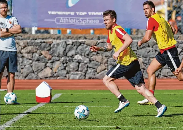  ?? Foto: Klaus Rainer Krieger ?? Über 20 Mal war Daniel Baier (am Ball) bisher schon im Trainingsl­ager. Derzeit macht er sich mit dem FCA fit für die Rückrunde.