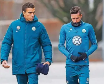  ?? FOTO: IMAGO ?? Trainer Valerien Ismael (links) spricht mit Sorgenkind Julian Draxler, der den VfL Wolfsburg im Winter wohl verlassen wird. Ob Draxler vorher noch einmal spielen darf, ist offen.