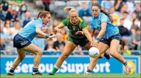  ?? ?? OUTSTANDIN­G: Meath’s Vikki Wall takes on Dublin in the All-Ireland final