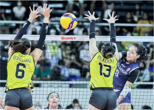  ?? PHOTOGRAPH BY RIO DELUVIO FOR THE DAILY TRIBUNE @tribunephl_rio ?? ADAMSON’S Antonette Adolfo scores against UST’s Jonn Perdido and Imee Hernandez during the Shakey’s Super League bronze medal match at the Rizal Memorial Coliseum. The Lady Falcons won, 25-20, 16-25, 25-22, 15-11.