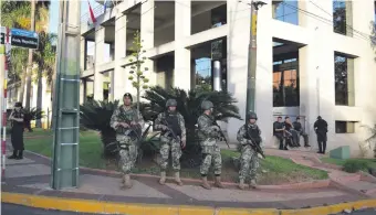  ?? ?? Efectivos militares rodearon el Congreso Nacional junto con los policías, en marzo de 2017.