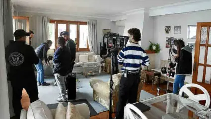  ?? ?? El rodaje de ‘Forastera’ se desarrolló ayer dentro de una casa particular, en la zona de Alcanada (Port d’Alcúdia).