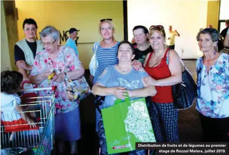  ??  ?? Distributi­on de fruits et de légumes au premier étage de Rozzol Melara, juillet 2019.